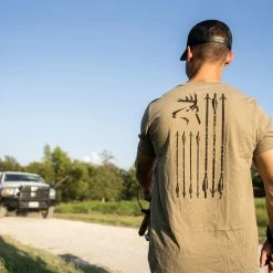 Bux Hunting Co. Bux Arrow Flag T-Shirt -Karl’s Baits Shop lifestyle buxarrowflag tshirt heatherolive